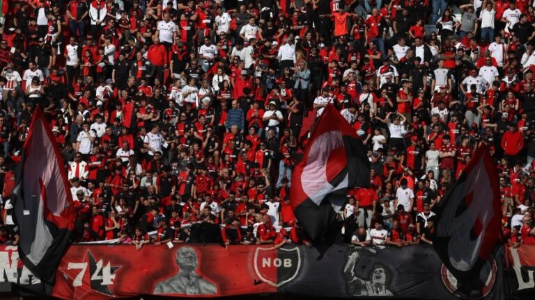 Hinchas de Newell's en las tribunas del Coloso Marcelo Bielsa