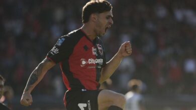 Walter Mazzantti, de Newell's, festeja un gol con la camiseta rojinegra