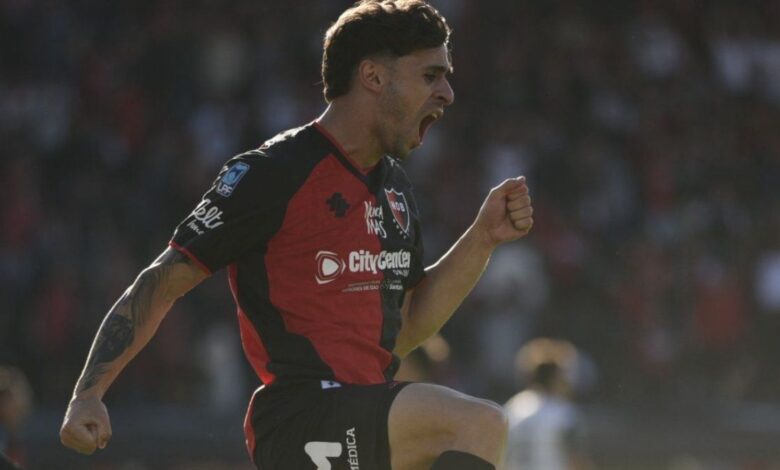 Walter Mazzantti, de Newell's, festeja un gol con la camiseta rojinegra