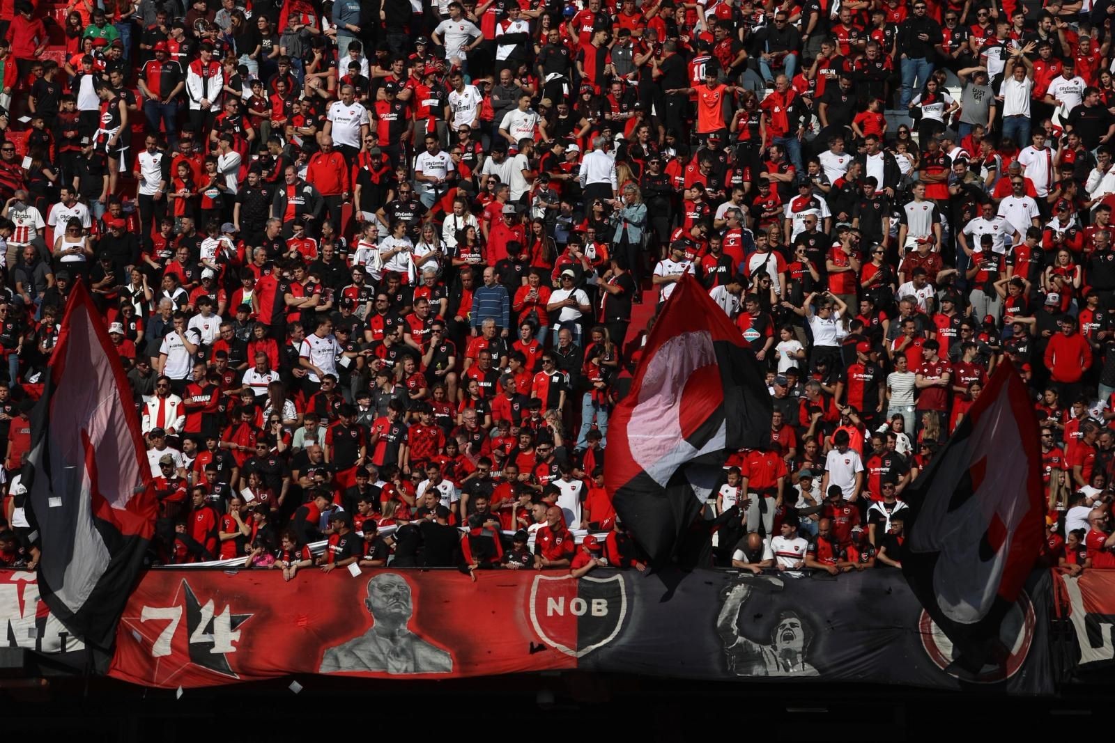 Hinchas de Newell's con banderas rojinegras en el Coloso Marcelo Bielsa