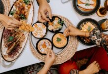 Mesa con variedad de platos típicos para compartir