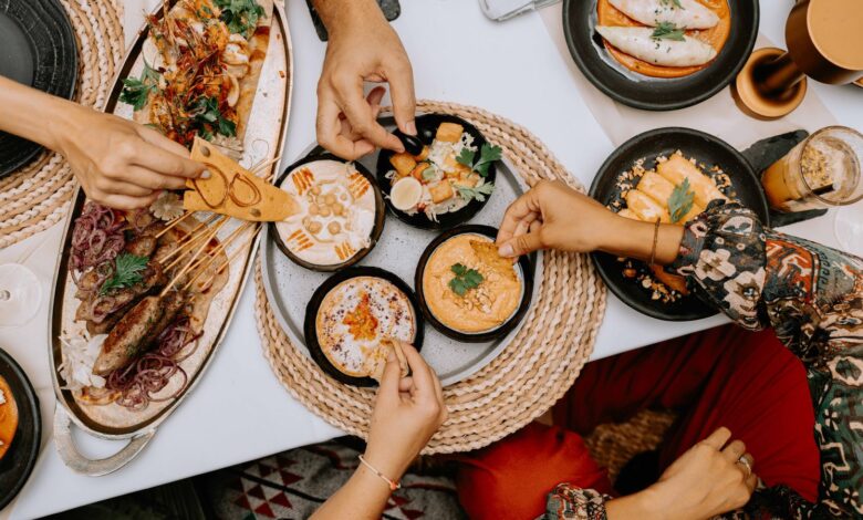 Mesa con variedad de platos típicos para compartir