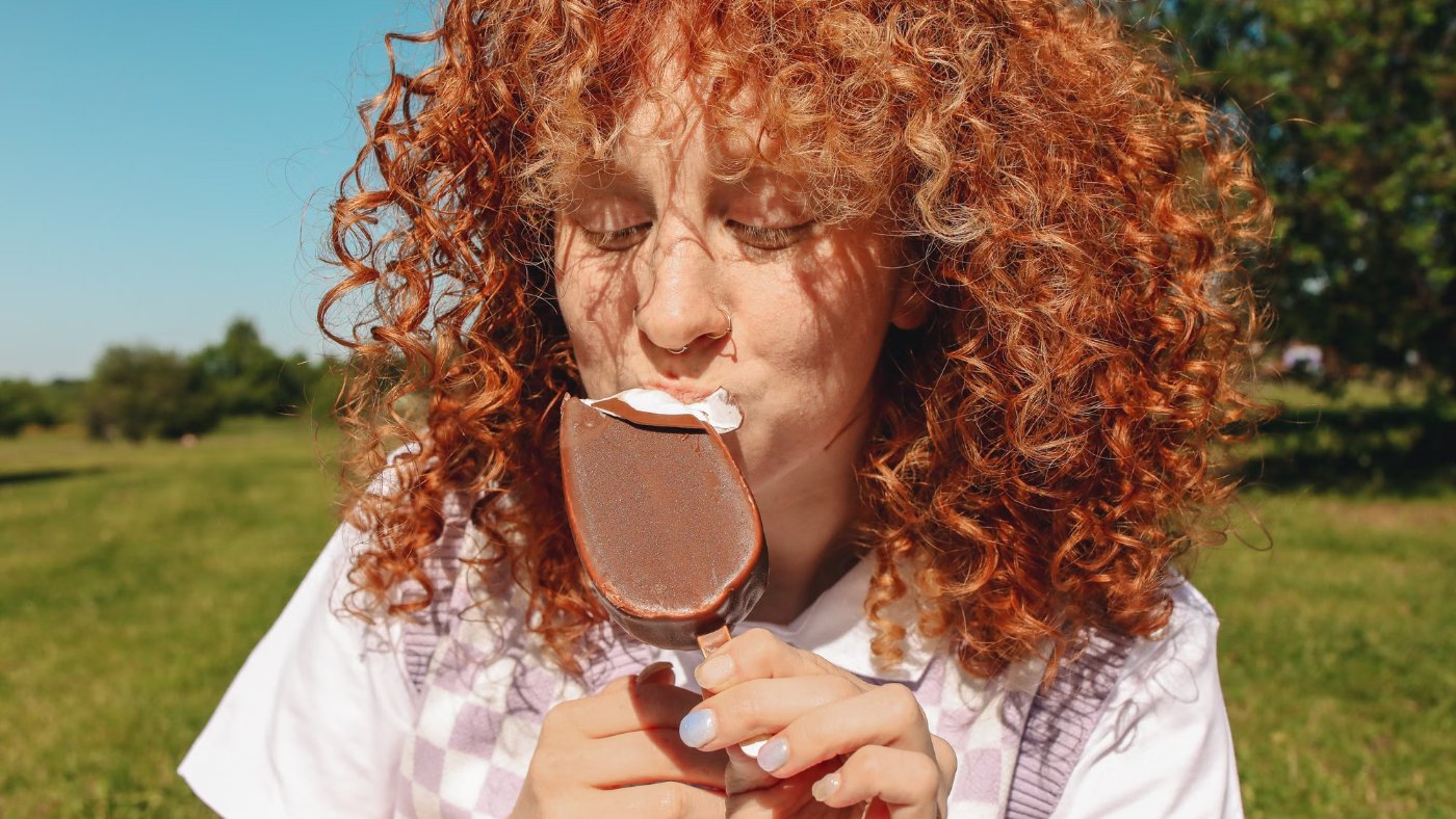 Mujer disfrutando un helado al aire libre