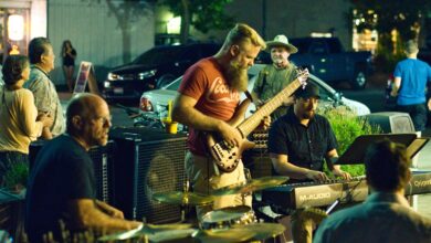 Banda tocando música en vivo en la calle de noche frente al público