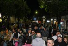 Vecinos recorriendo una calle cortada de noche durante una edición de La Noche en mi Barrio en Rosario
