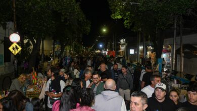 Vecinos recorriendo una calle cortada de noche durante una edición de La Noche en mi Barrio en Rosario