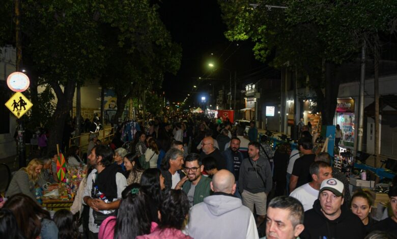Vecinos recorriendo una calle cortada de noche durante una edición de La Noche en mi Barrio en Rosario