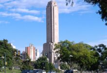 Monumento Nacional a la Bandera en Rosario con cielo azul