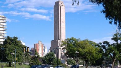 Monumento Nacional a la Bandera en Rosario con cielo azul