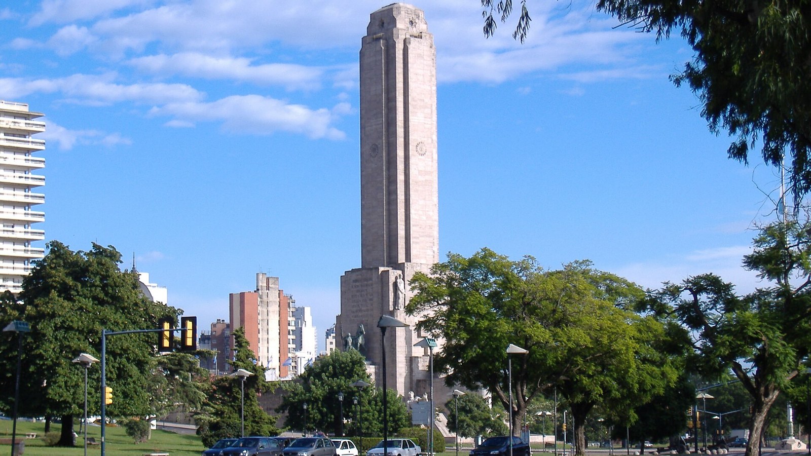 Monumento Nacional a la Bandera en Rosario con cielo azul