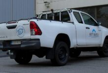 Camioneta Toyota Hilux blanca de doble cabina