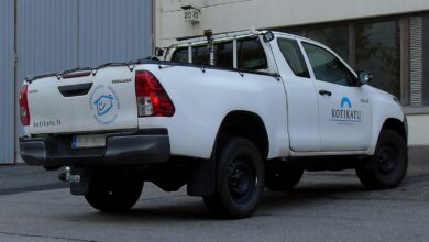 Camioneta Toyota Hilux blanca de doble cabina