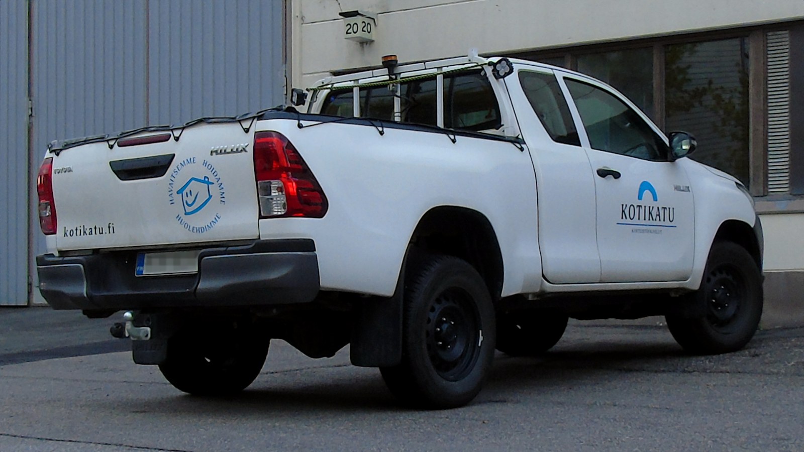 Camioneta Toyota Hilux blanca de doble cabina