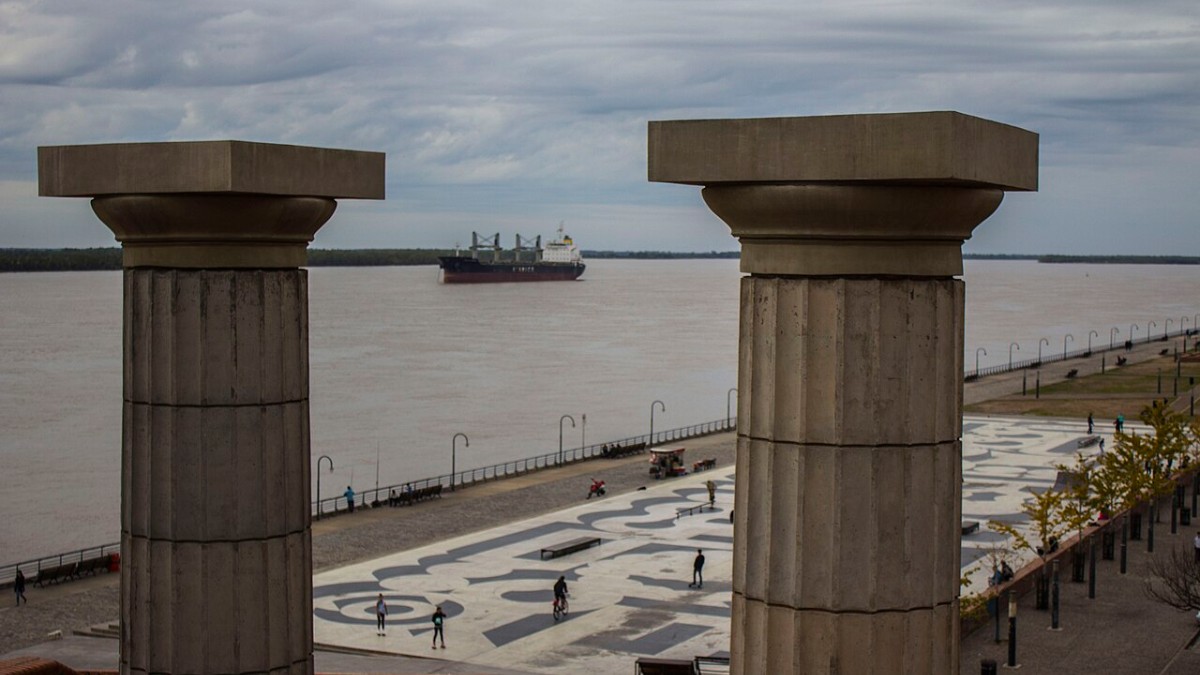 El río Paraná visto desde la costanera de Rosario