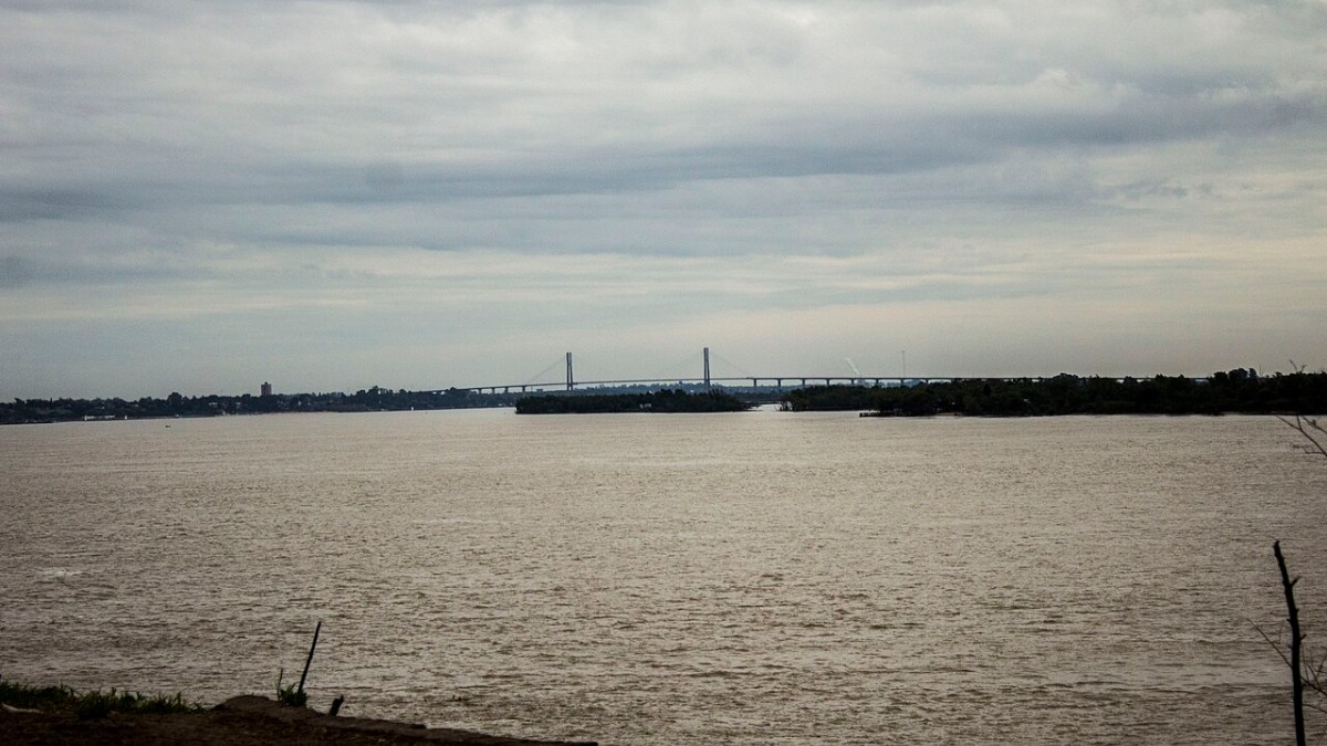 El río Paraná frente a Rosario, con cielo nublado