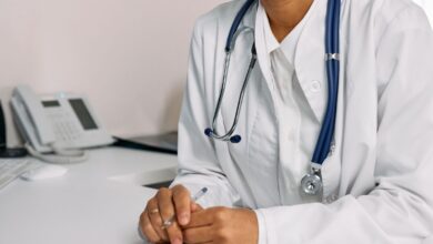 Médico con estetoscopio en un consultorio