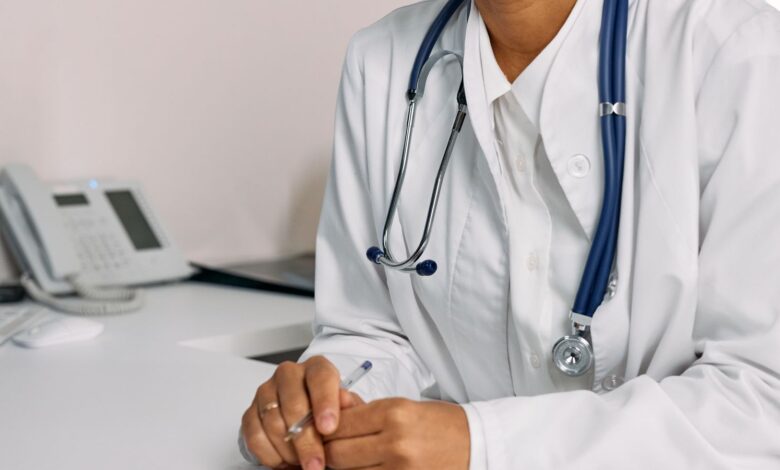 Médico con estetoscopio en un consultorio