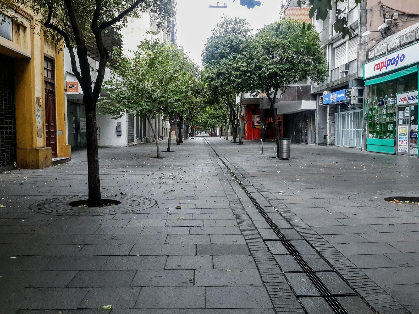 La peatonal Córdoba de Rosario, con gente caminando entre los locales