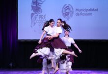 Conjunto de danza folclórica en el escenario de una ronda del Pre Cosquín en Rosario