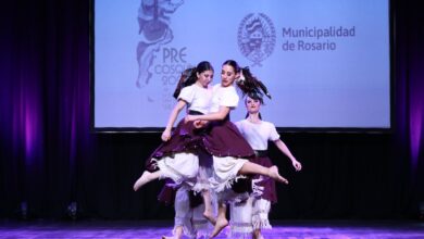 Conjunto de danza folclórica en el escenario de una ronda del Pre Cosquín en Rosario