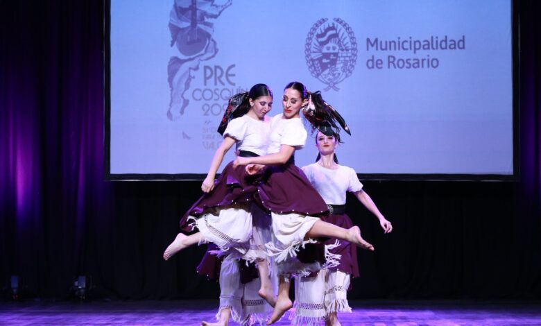 Conjunto de danza folclórica en el escenario de una ronda del Pre Cosquín en Rosario