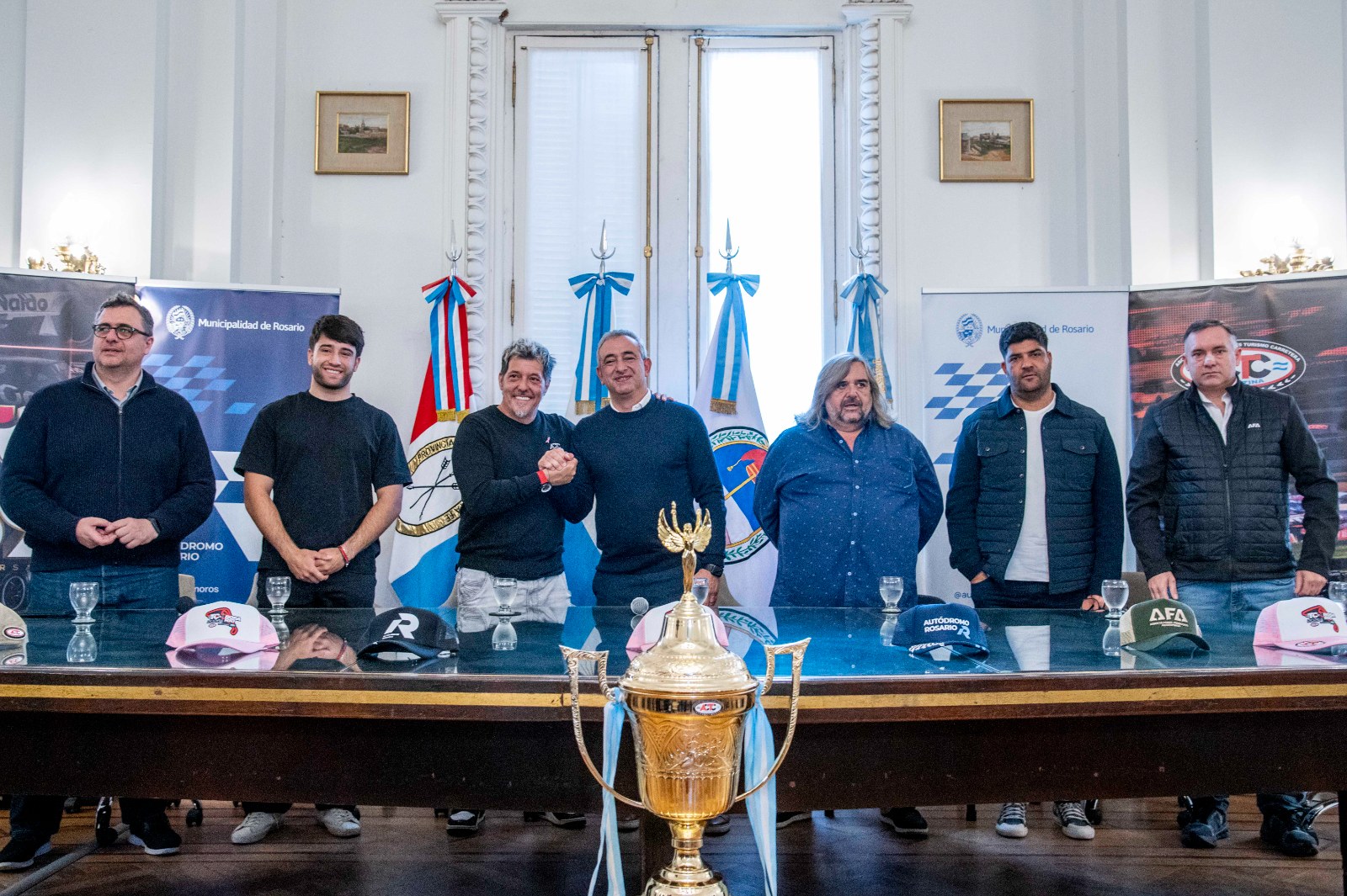 Presentación del Turismo Carretera en Rosario en el Palacio Municipal, con la copa y los cascos de los pilotos
