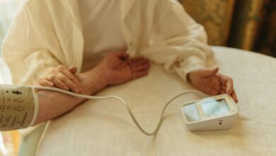 Persona midiéndose la presión arterial en casa con un tensiómetro digital de brazo