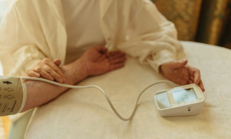 Persona midiéndose la presión arterial en casa con un tensiómetro digital de brazo