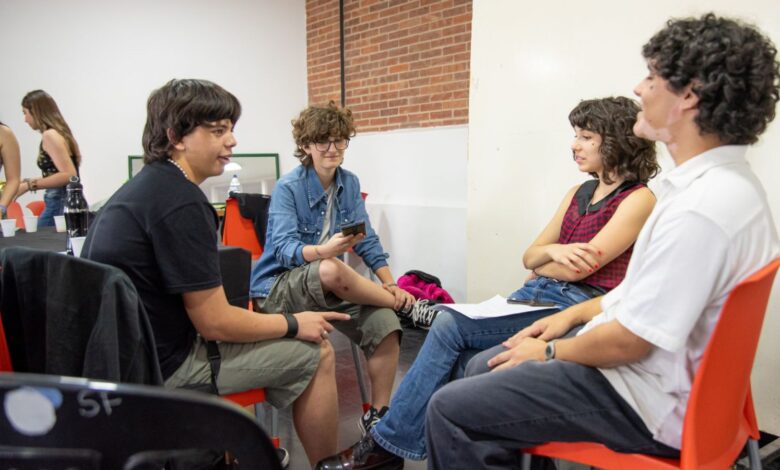 Jóvenes en una actividad de formación en Puerto Joven, Rosario