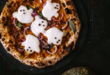 Pizza casera decorada con fantasmas de mozzarella para Halloween