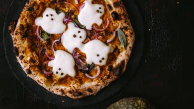 Pizza casera decorada con fantasmas de mozzarella para Halloween