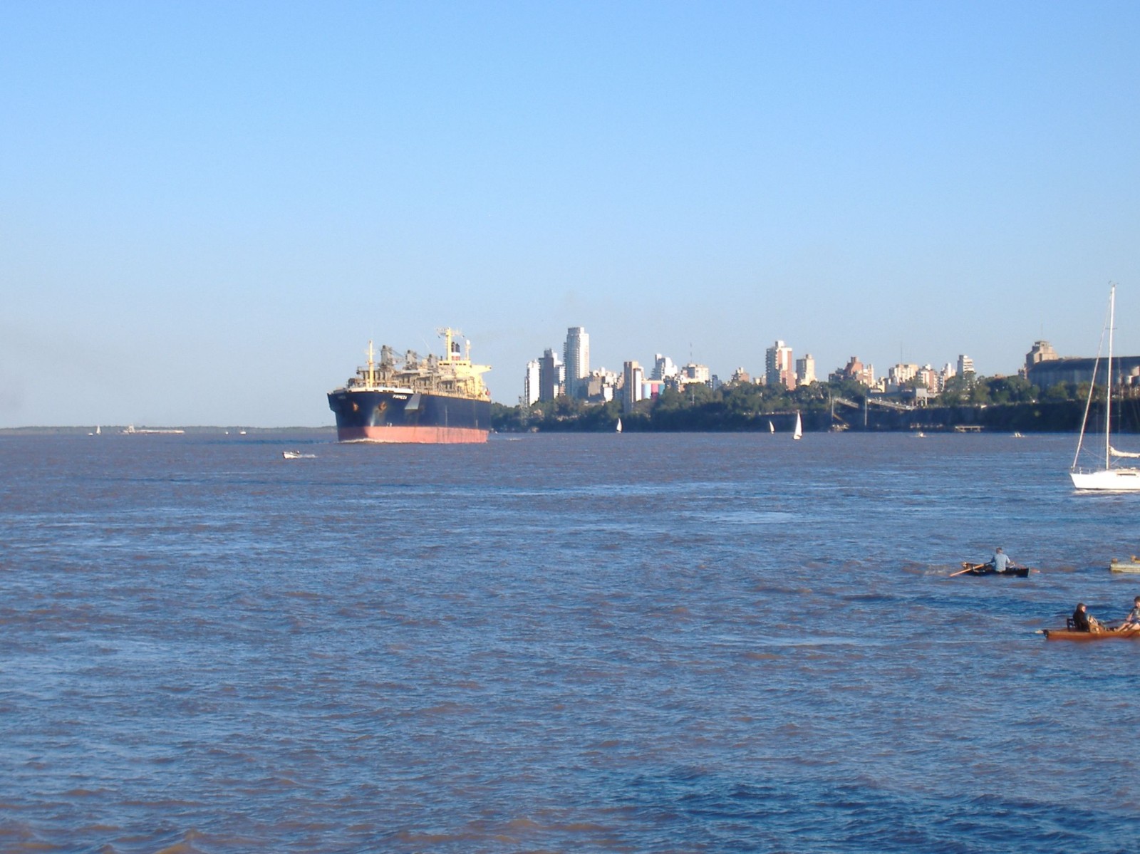 El río Paraná visto desde el Parque Alem, con el centro de Rosario al fondo