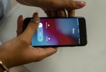Mano sosteniendo un celular que muestra una llamada entrante