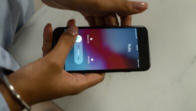 Mano sosteniendo un celular que muestra una llamada entrante