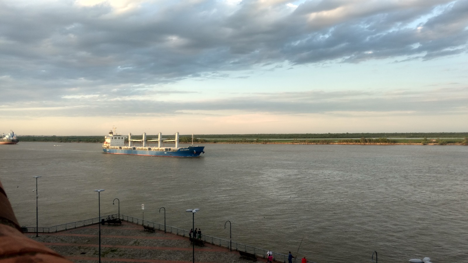 Buque navegando por el río Paraná frente a la costa de Rosario
