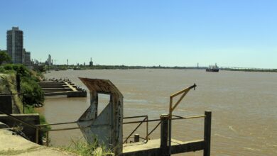 Costa de Rosario sobre el río Paraná con muelles y edificios de fondo