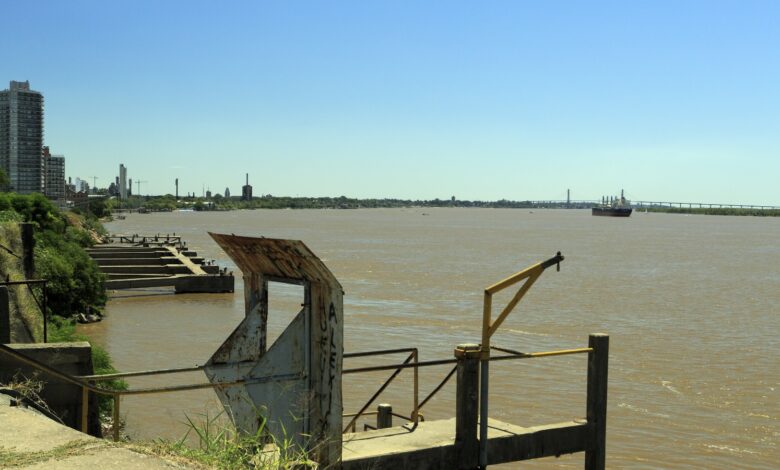 Costa de Rosario sobre el río Paraná con muelles y edificios de fondo