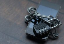 Celular envuelto en una cadena con un candado