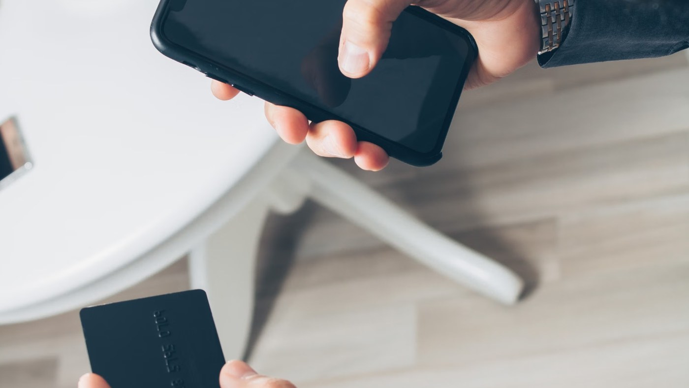 Persona usando una aplicación bancaria en el celular