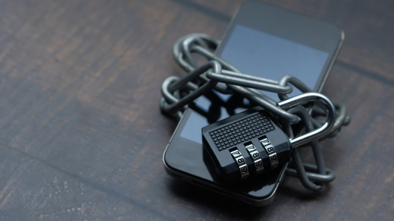 Celular envuelto en una cadena con un candado