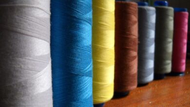 Carreteles de hilo de coser de distintos colores alineados