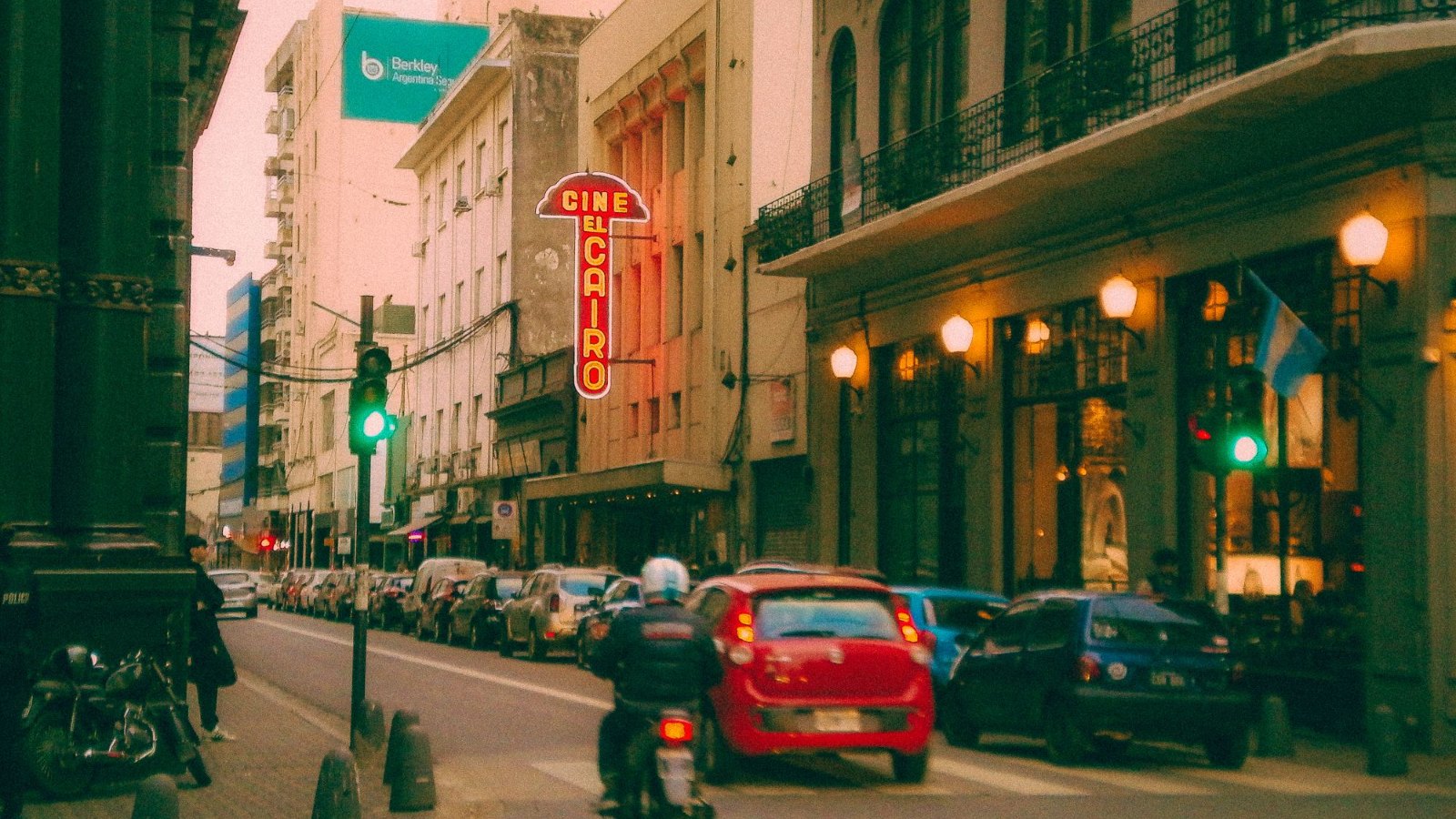 Calle colorida del centro de Rosario