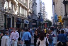 Gente caminando por el centro comercial de Rosario, en la esquina de Córdoba y Corrientes