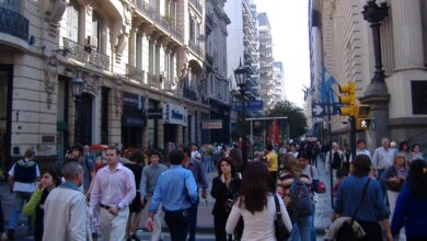 Gente caminando por el centro comercial de Rosario, en la esquina de Córdoba y Corrientes