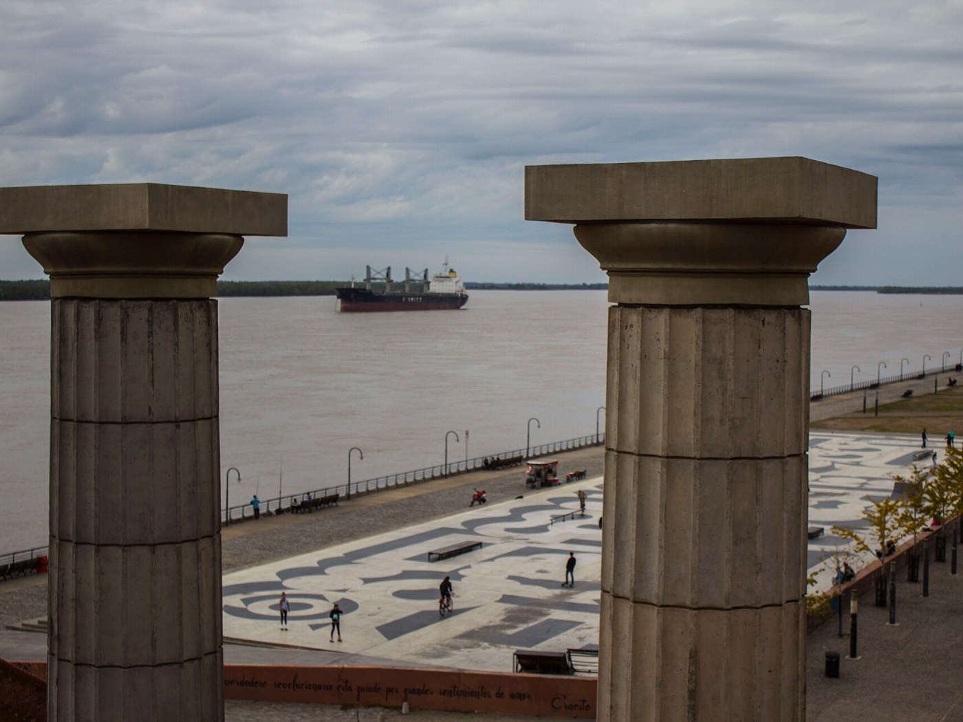Columnas y vista al río Paraná desde la costanera de Rosario
