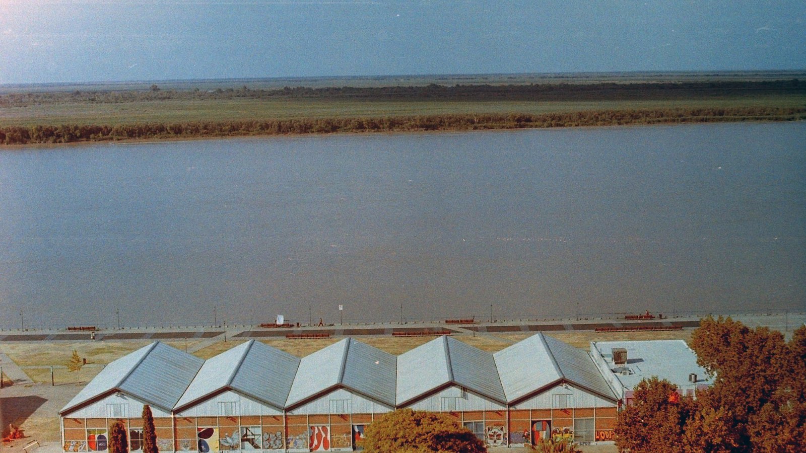 Vista aérea de edificios junto al río Paraná en Rosario