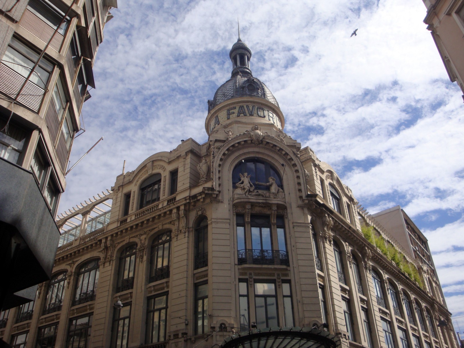 Edificio histórico de la ex tienda La Favorita en el centro de Rosario
