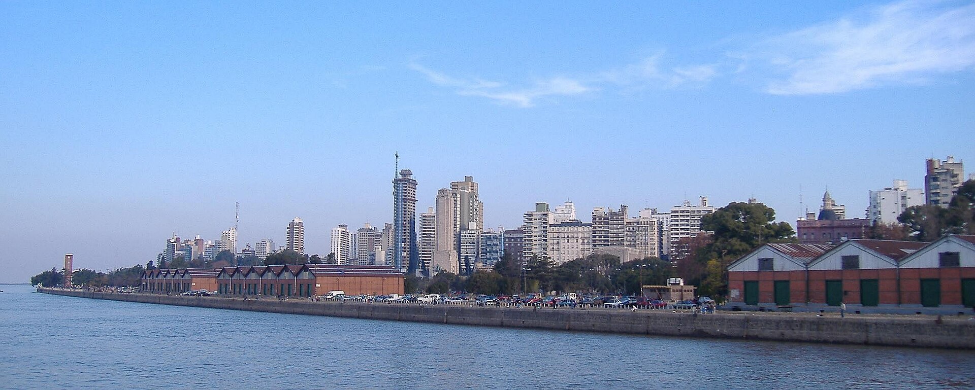 Vista panorámica de los edificios de Rosario sobre la costa del río Paraná