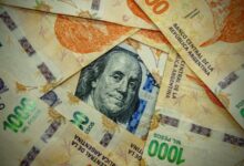 Billetes de mil pesos argentinos desparramados sobre una mesa