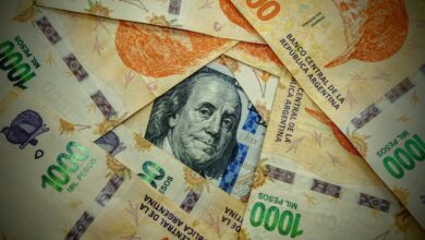 Billetes de mil pesos argentinos desparramados sobre una mesa